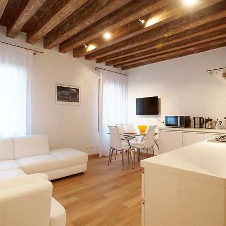 The Lion'S House Apt2 Venesia Ruang foto